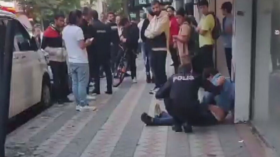 Kadının gizlice fotoğrafını çekti! Eşi ve çevredekiler darp etti!