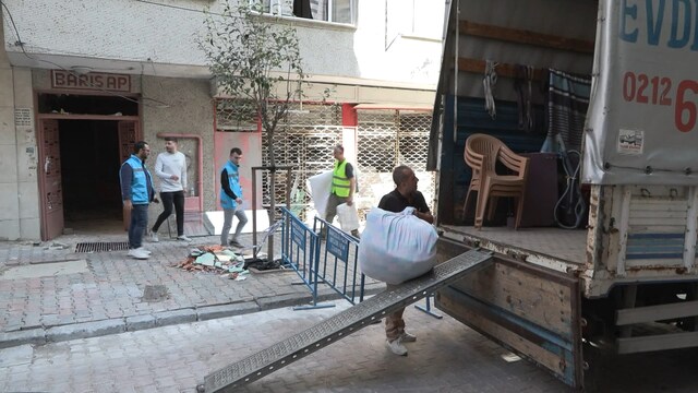 O bina boşaltılıyor! Eşyalar taşınıyor