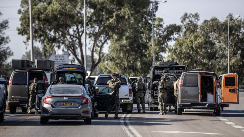 İsrail ordusu Gazze'ye saldırı başlattığını duyurdu