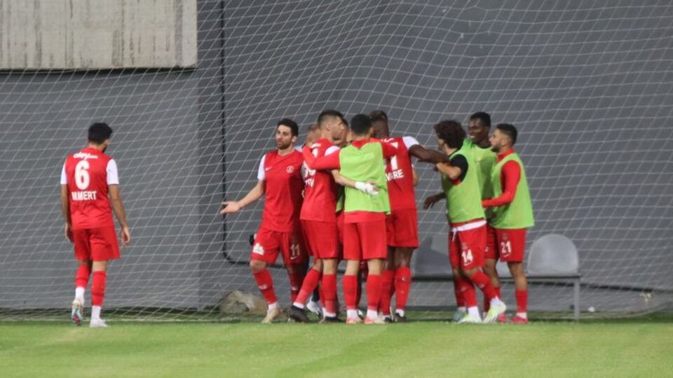 Ümraniyespor İzmir'de farklı galip