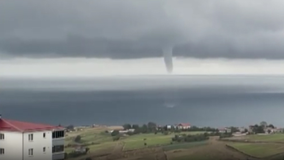 Görenler şoke oldu! Karadeniz'de dev hortum!