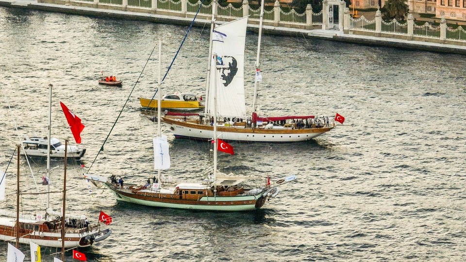 İstanbul Boğazı'ndan görkemli geçiş