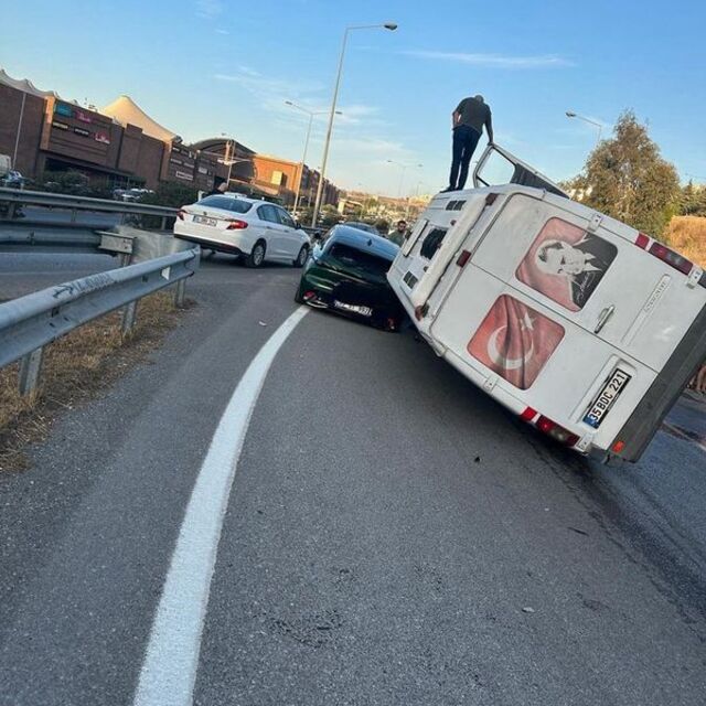 Servis otomobilin üzerine devrildi