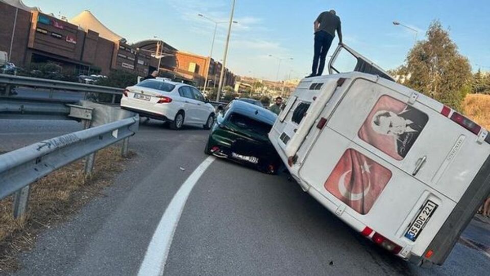 Servis otomobilin üzerine devrildi