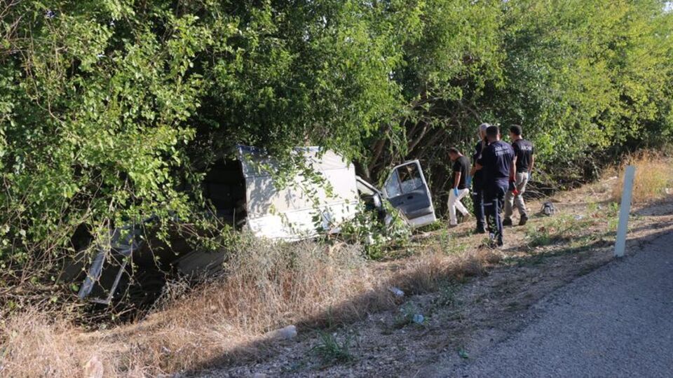 Lastiği patlayan kamyonet şarampole düştü: 3 ölü