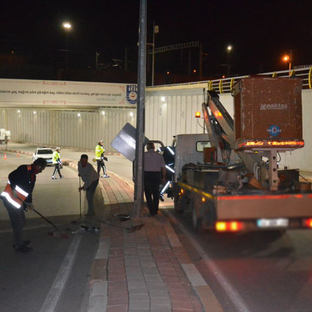 Motosiklet aydınlatma direğine çarptı: 1 ölü
