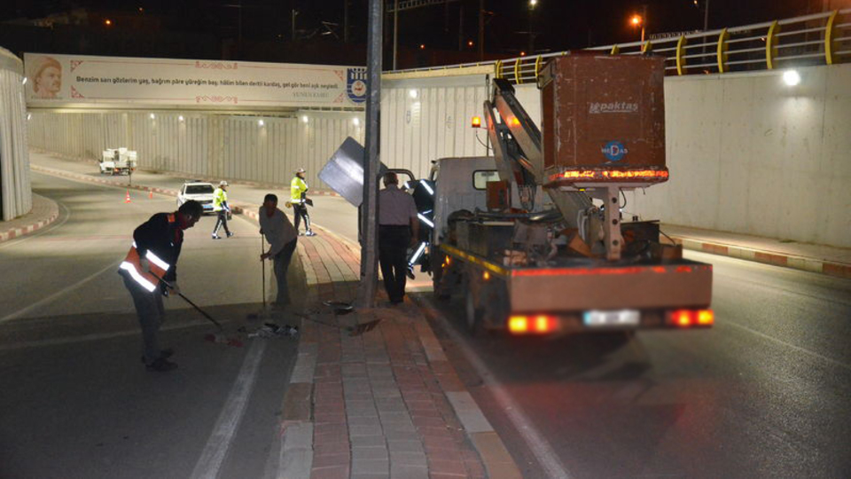 Motosiklet aydınlatma direğine çarptı: 1 ölü