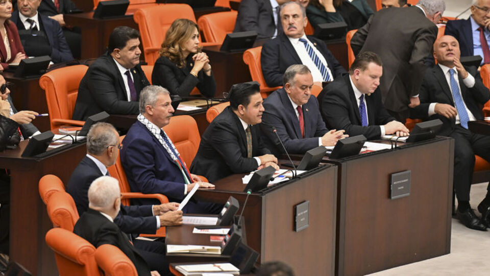 Meclis'te oturma düzenini Devlet Bahçeli çözdü