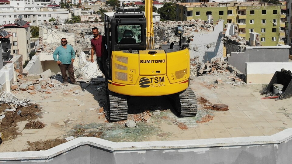 Kepçeyi 10 katlı binanın üzerine çıkardılar!