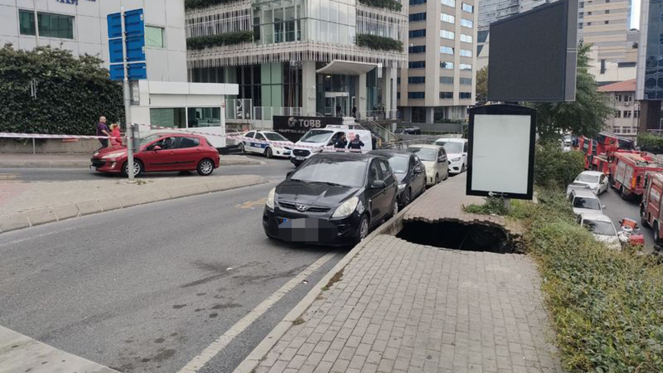 O anlar kamerada! İstanbul'un göbeğinde kaldırım çöktü, kadın içine düştü!