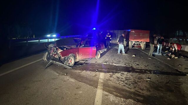 Susurluk'ta otomobil ile traktör çarpıştı: 3 yaralı
