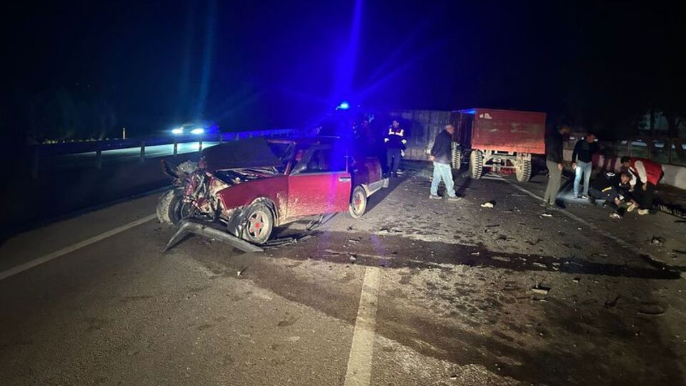 Susurluk'ta otomobil ile traktör çarpıştı: 3 yaralı