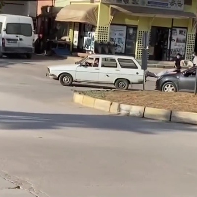 'Pes' dedirten görüntü: Bozulan bir otomobili çekmek için çocuğu halat gibi kullandılar