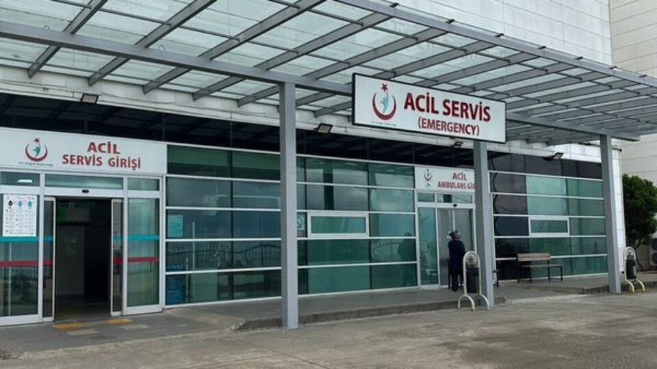 Cerrahi makas ile görevliye saldırdı!