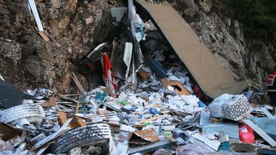 Feci kaza! TIR kayalara çarpıp parçalandı!