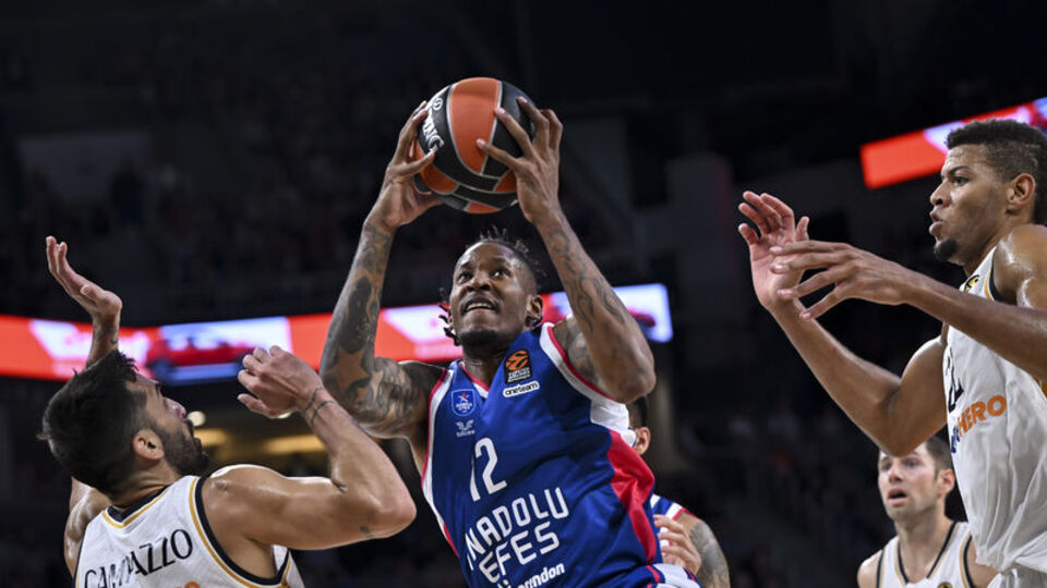 Anadolu Efes R.Madrid'e farklı mağlup!