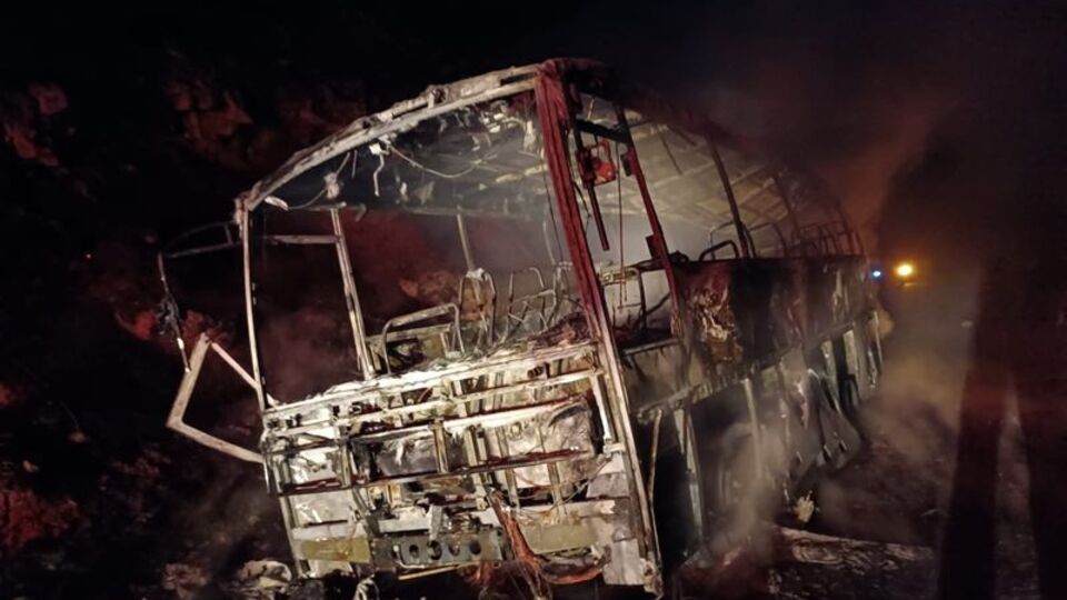 Alev alan servis otobüsü küle döndü