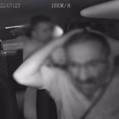 İzmir'de taksiciye kaldırım taşı ile gasp girişimi kamerada