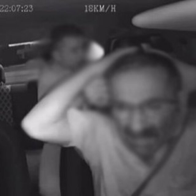  Taksiciye kaldırım taşı ile gasp girişimi kamerada