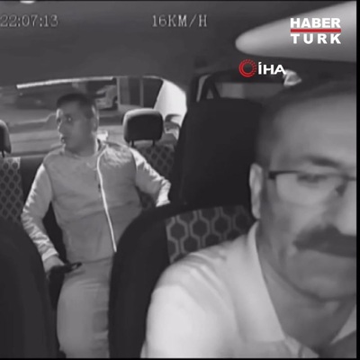 İzmir'de taksi şoförünü kaldırım taşıyla yaralayıp gasp etmeye çalıştı, o anlar kamerada