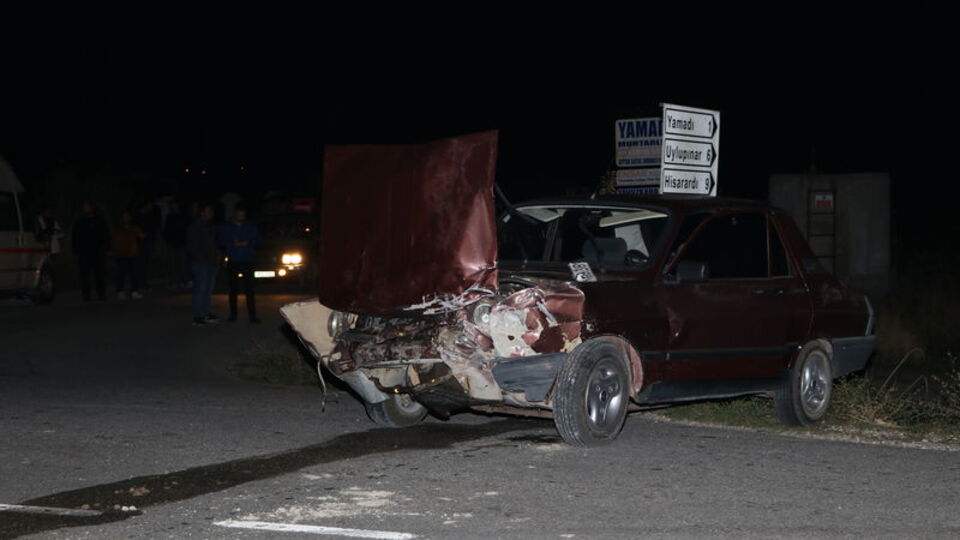 Kaza yapan otomobilden inen kişiye başka araç çarptı