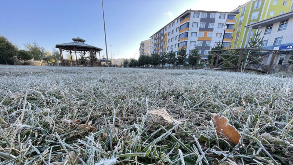 Araçların camları buz tuttu! O kentimiz ekim ayında -5 dereceyi gördü!