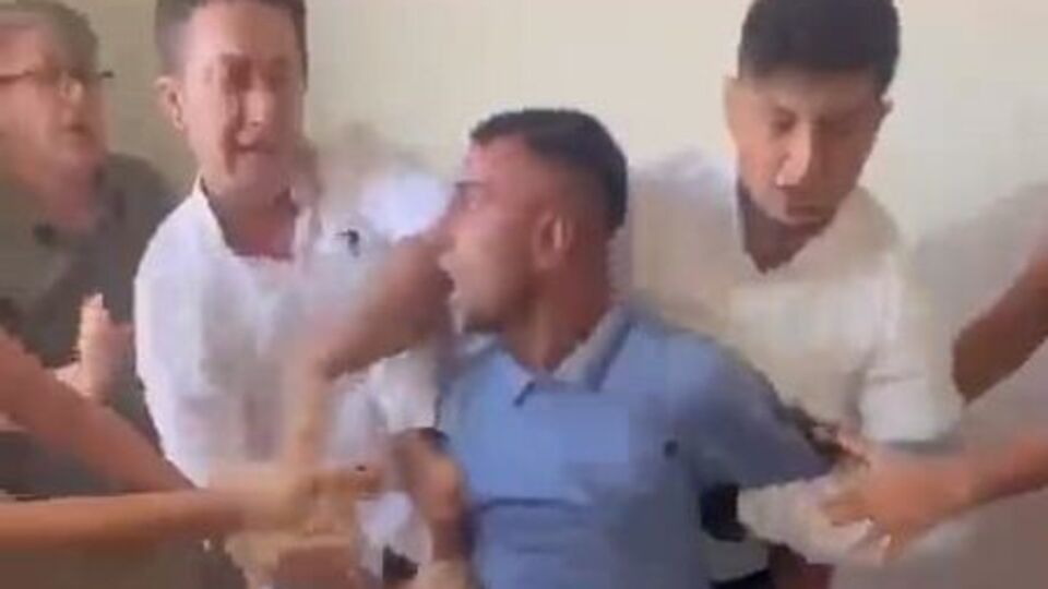 Okulu bastı öğretmenlere saldırdı!