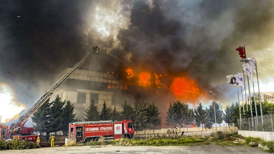 Silivri'de fabrikada yangın çıktı