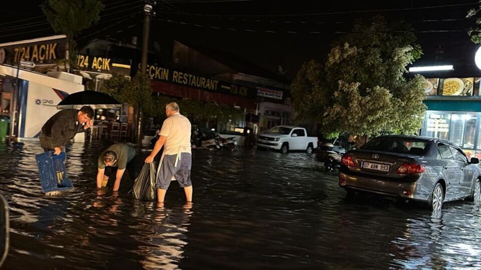 Fethiye'de sokaklar göle döndü