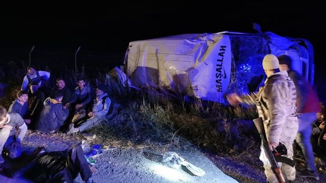 Kaçak göçmenleri taşıyan minibüs devrildi