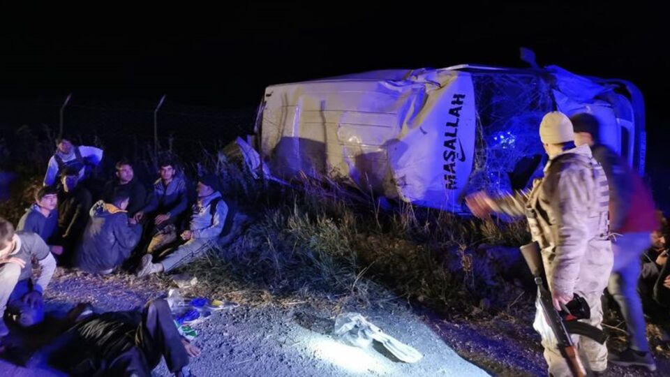 Kaçak göçmenleri taşıyan minibüs devrildi