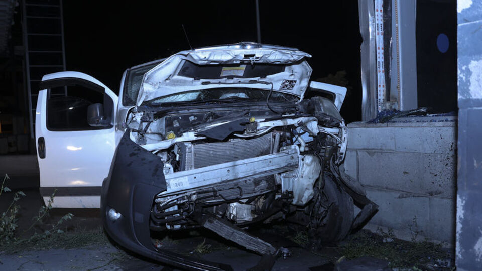 Otomobil üst geçidin ayağına çarptı: 2 ölü