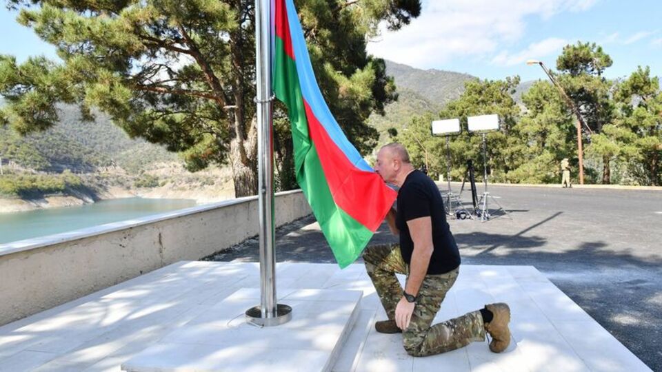 Aliyev, Hankendi ve Hocalı'da Azerbaycan bayrağını göndere çekti