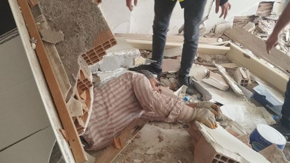 Hasarlı binada duvarın altında kaldı