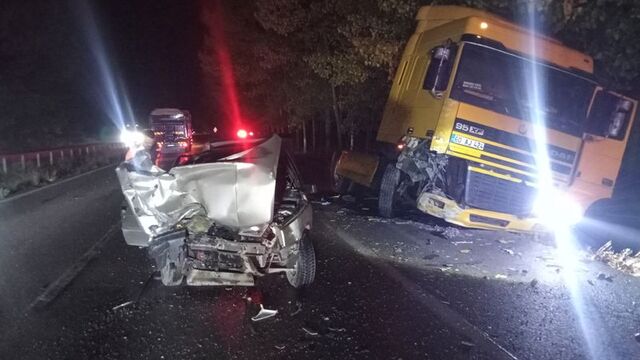 Otomobil ile çekici çarpıştı: 4 yaralı