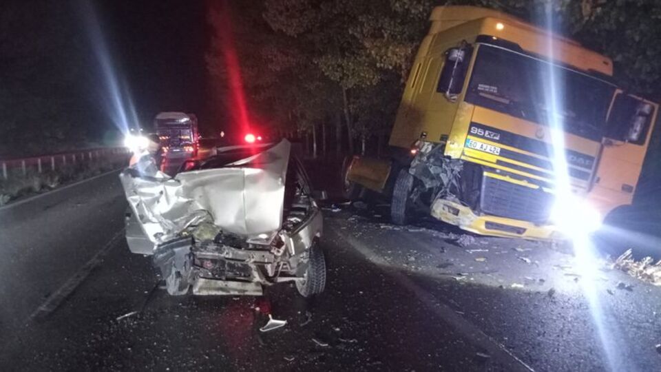 Otomobil ile çekici çarpıştı: 4 yaralı