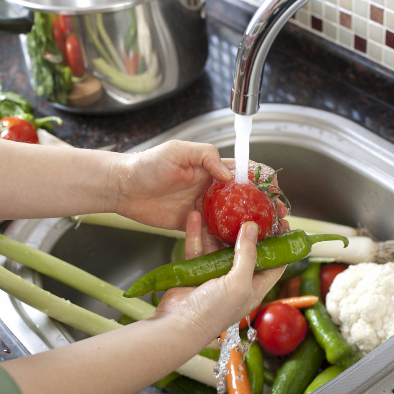 Перед готовкой. Мытье продуктов. Мыть овощи и фрукты. Мытье овощей под краном. Обработка продуктов питания.