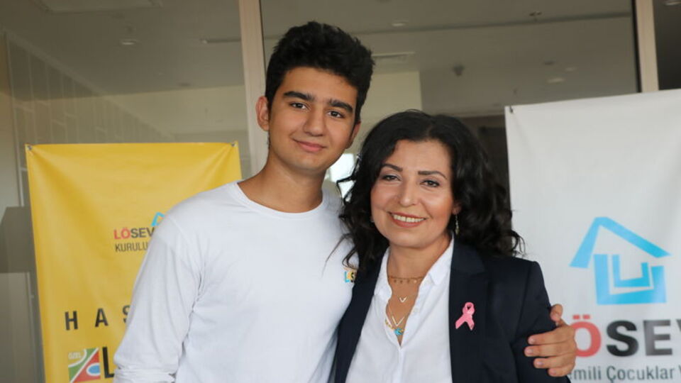 Anne ve oğlu, el ele kanseri yendi