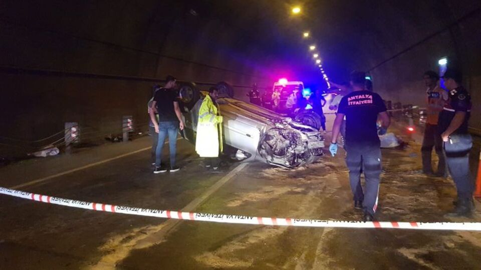 Tünelde takla attı: 2 ölü