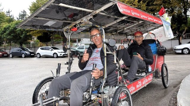 Güneş panelli bisikletle Bilecik'e ulaştılar!