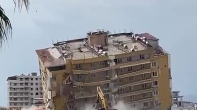 Hasarlı binayı halatla yıktılar!