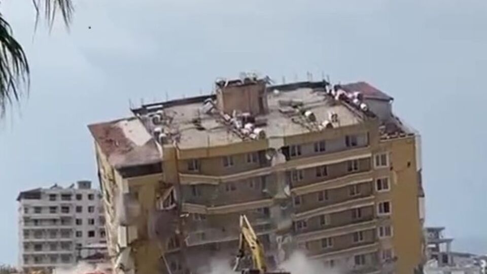 Hasarlı binayı halatla yıktılar!