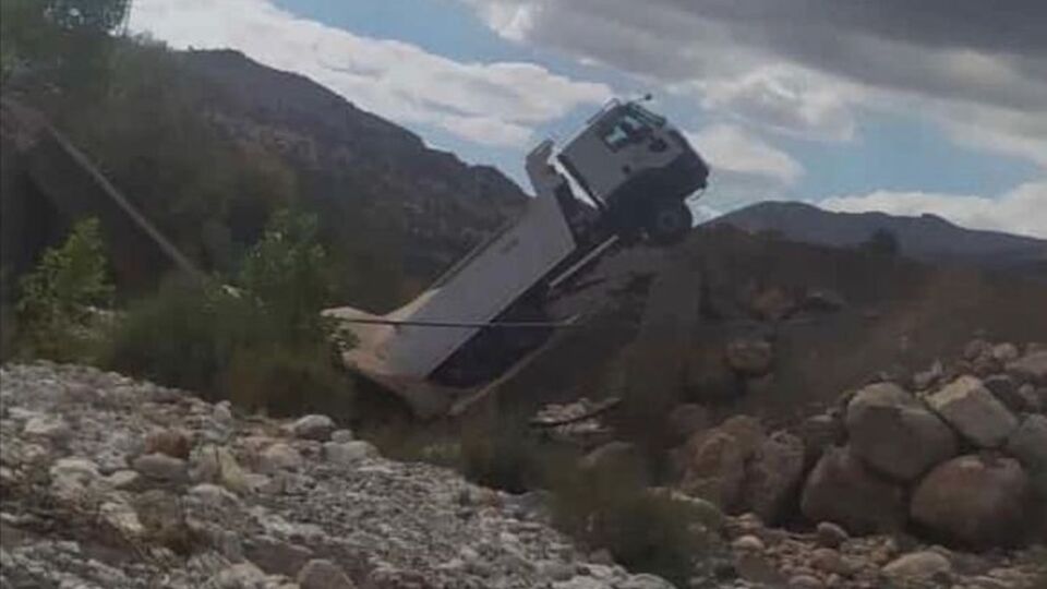 Kamyonun yüküne dayanamayan köprü yıkıldı!