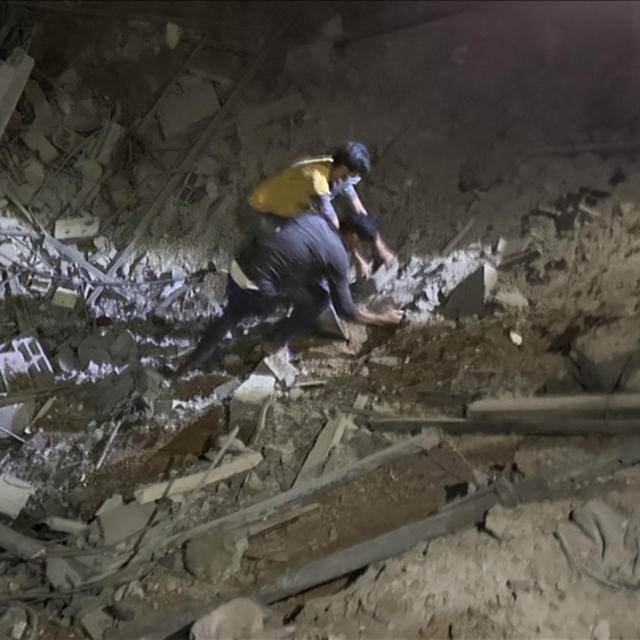  İsrail Gazze'de bir camiyi daha vurdu