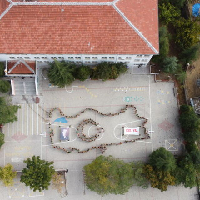  100 öğrenci ile 100. yıl koreografisi