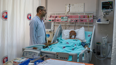 Askerlikte öğrenmişti! Babasını böyle hayata döndürdü