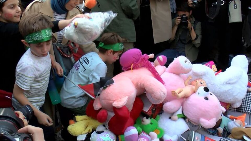 İsrail'e oyuncaklı protesto