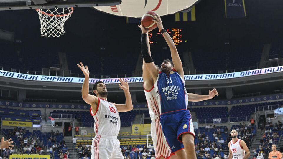 Anadolu Efes son çeyrekte kazandı