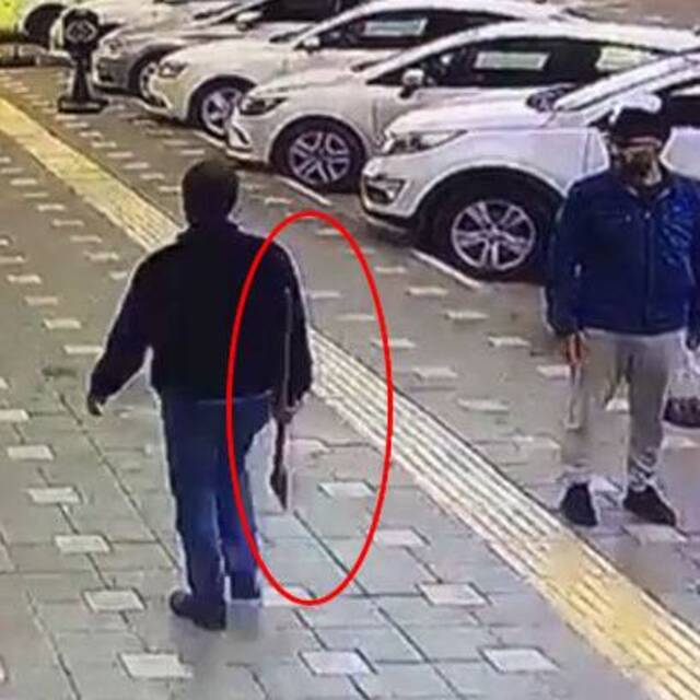 Baltayla saldırdı!