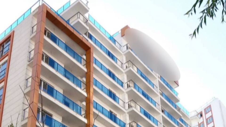 Zorbalar çöktükleri sitedeki daireleri 600 kişiye sattı!